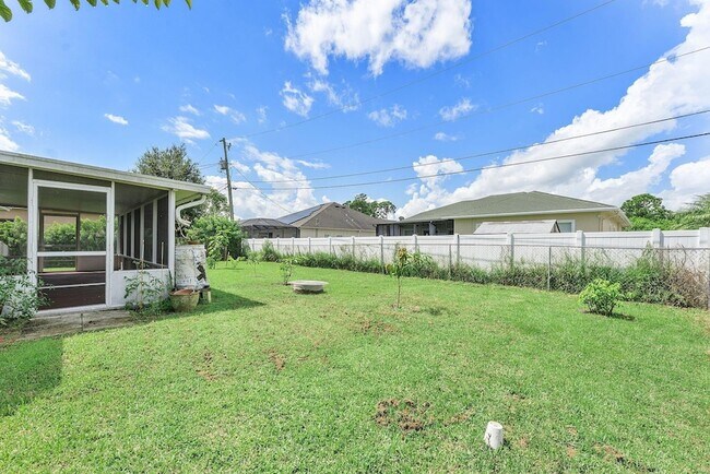 Building Photo - 1622 SW Realty St