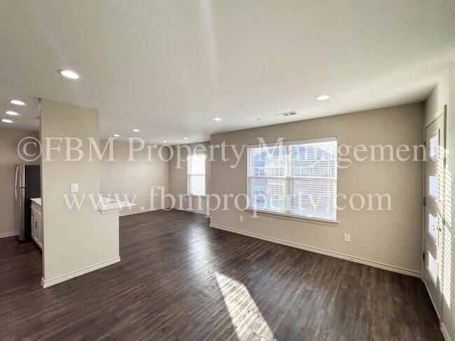 Building Photo - 1203 N Clay St