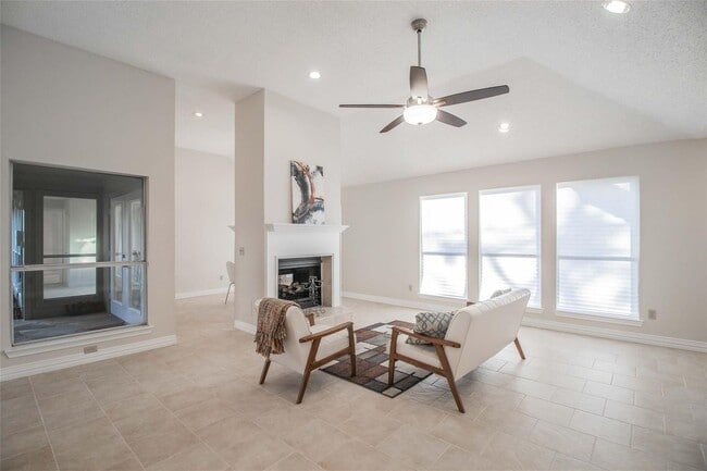 Building Photo - White Rock Highlands  4 bedrooms, 2.5 baths