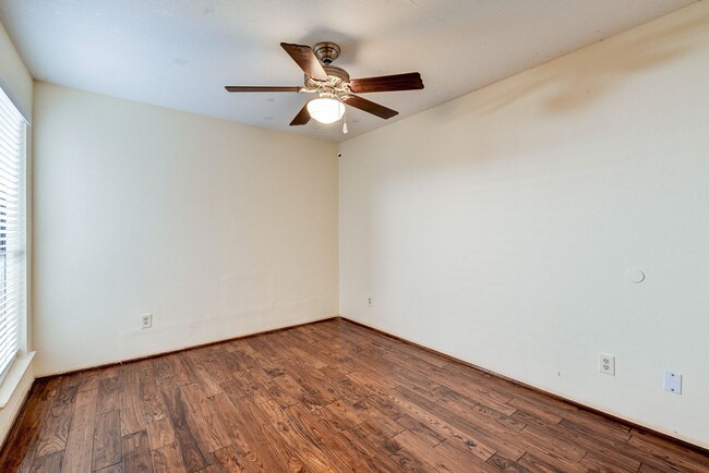 Building Photo - Spacious and inviting 2-bedroom, 2-bath ap...