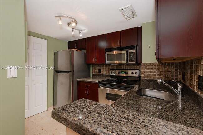 Building Photo - 770 Claughton Island Dr