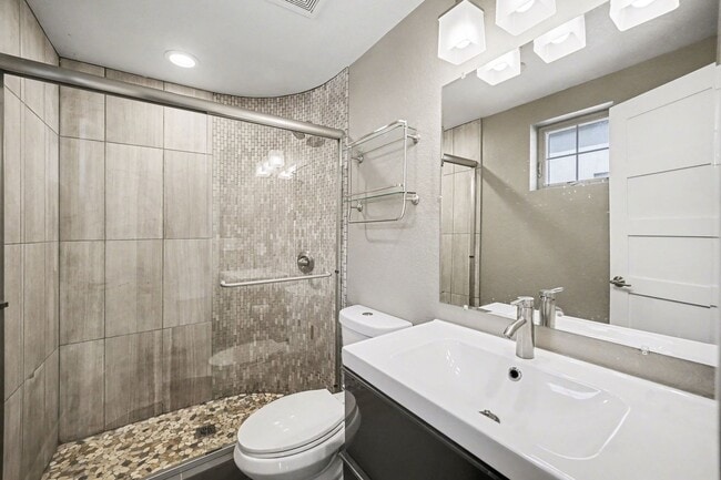 Building Photo - Stunning Luxury Home in Sunnyside **Move-In Special**