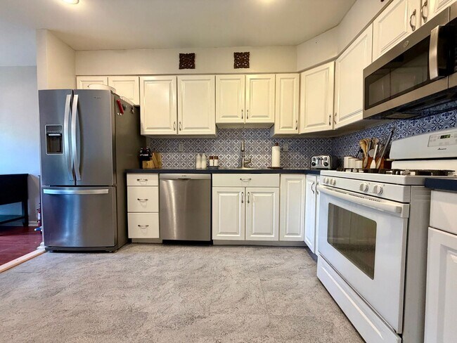 Building Photo - Stunning 3-Bedroom Townhome Nestled in Andorra Woods! Available mid-August!