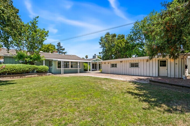 Building Photo - 3220 Fieldcrest Dr