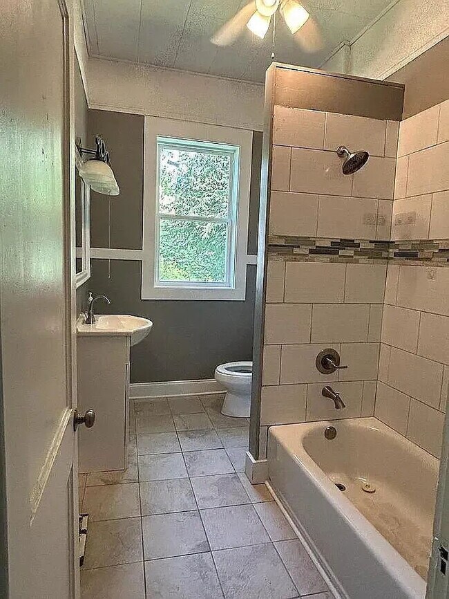 Building Photo - "Charming 3-Bed, 2-Bath Oasis in Anderson – Your Perfect Retreat Awaits!"