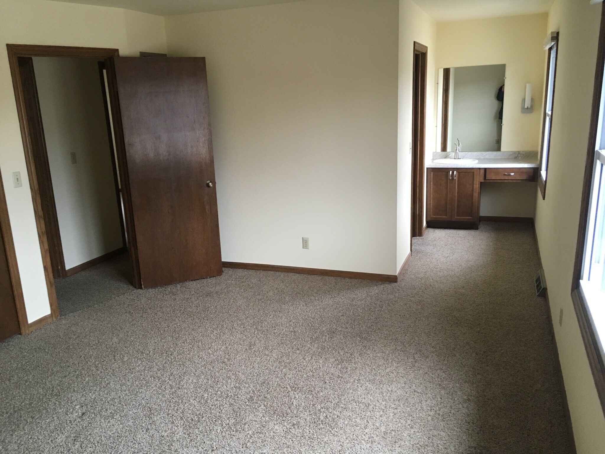 Building Photo - 16555 Dane Ct E