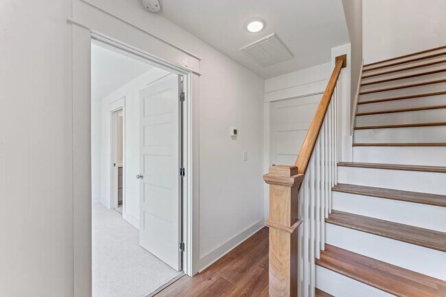 Building Photo - 2033 Maple Vw Ln