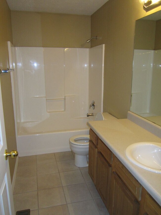 Building Photo - 412 E Denton Cir