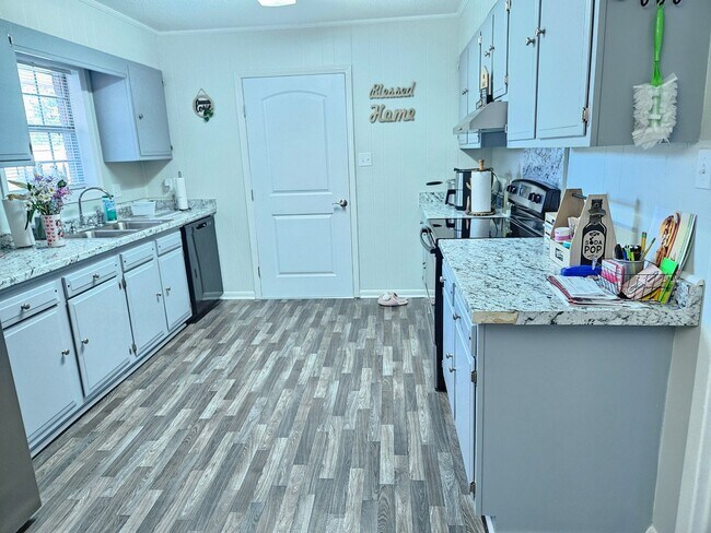 Building Photo - 3 BEDROOM