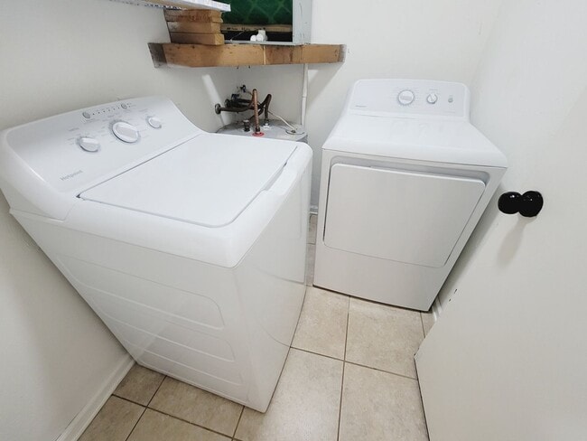 Building Photo - CLASSY NE 2/1.5 w/ Vaulted Ceilings, Privacy Fenced Yard, Washer/Dryer, & Walk in Closets! Availa...