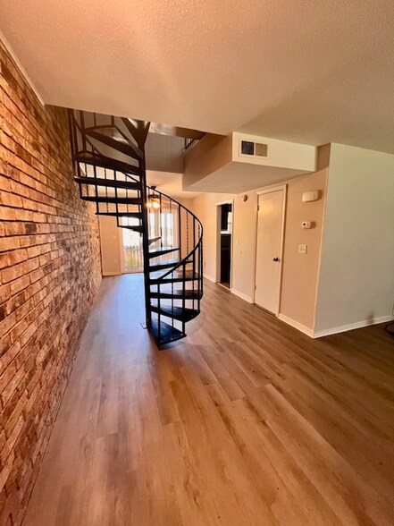 Building Photo - 280 S Hill Ave