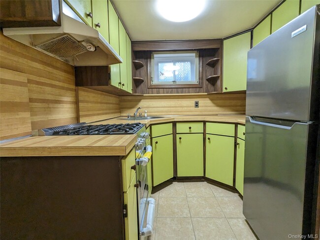 Building Photo - 68-28 Alderton St