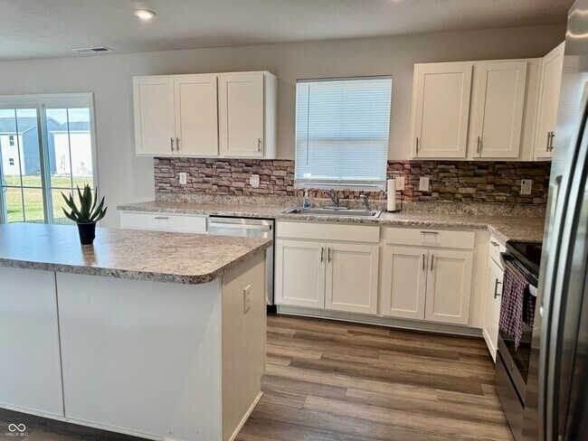 Building Photo - 830 McArthur Dr