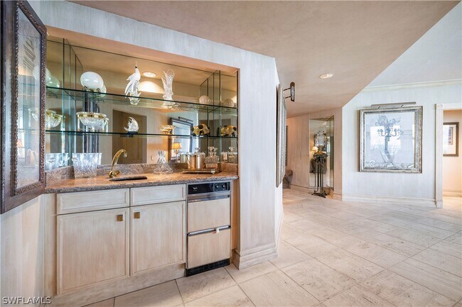 Building Photo - 8231 Bay Colony Dr