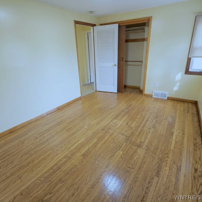 Building Photo - 9 Floreis Ct