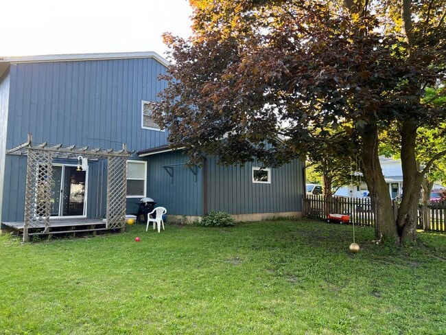 Building Photo - Fenced yard! Showings this weekend! 3 Bedroom home with garage!