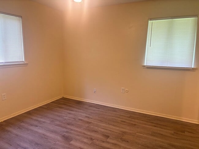 Building Photo - 1745 Woody Dr