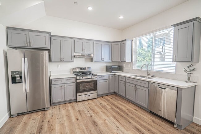 Building Photo - Beautiful 1-Bedroom Condo with an Office Space in Sherman Oaks!
