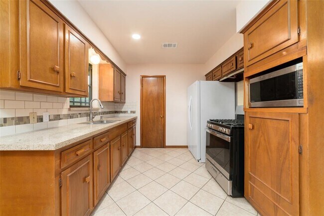 Building Photo - 7615 Barberton Dr