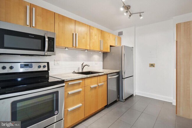 Building Photo - 2059 Huntington Ave