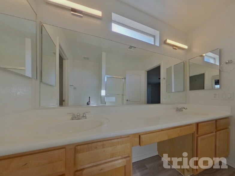 Building Photo - 1641 S 233rd Ln