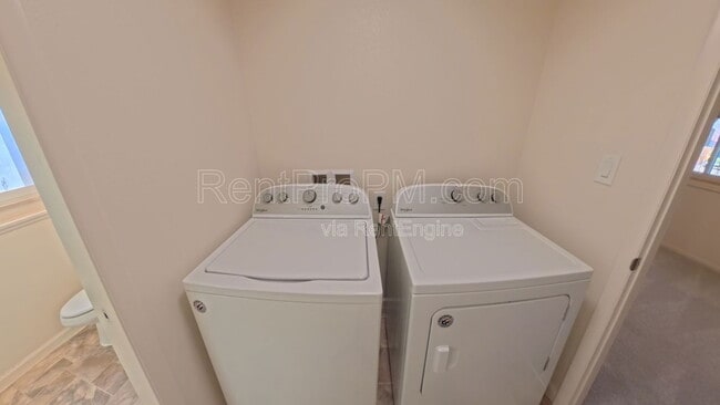 Building Photo - 1028 Skyline Dr