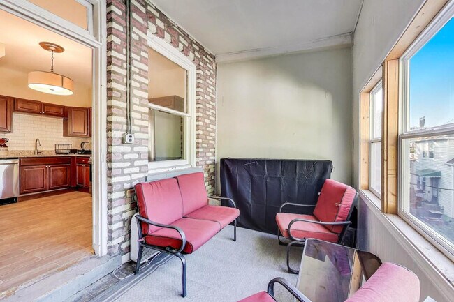 Building Photo - 1506 W Thome Ave