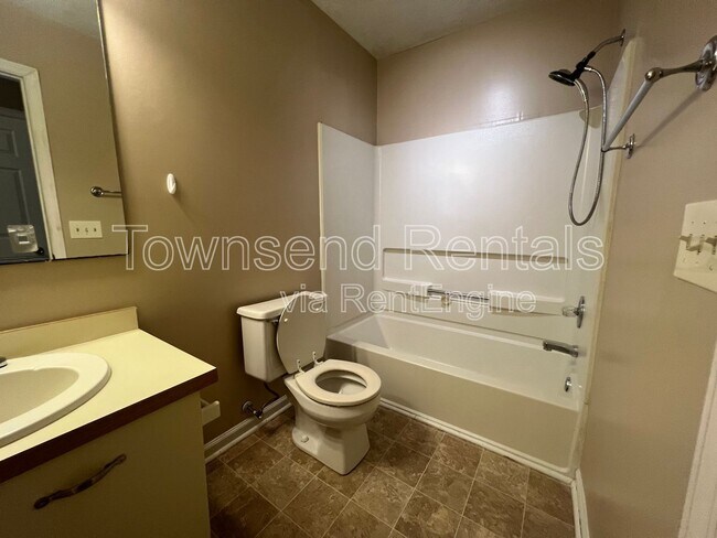 Building Photo - 950 Stewarts Creek Dr