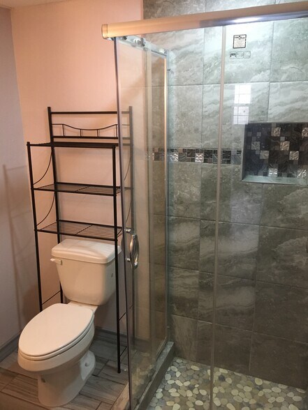 1st floor Bath-a - 2809 Melanie Dr