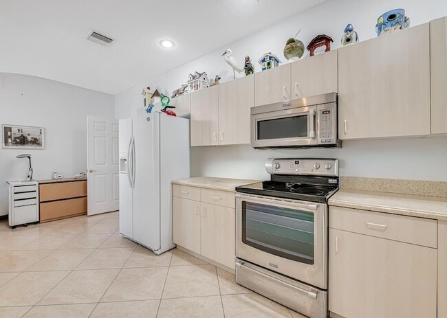 Building Photo - 9543 Crescent View Dr N