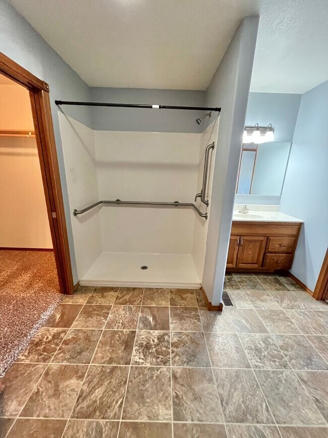 Building Photo - Spacious 4 Bed/3 Bath Twinhome in Brandon!