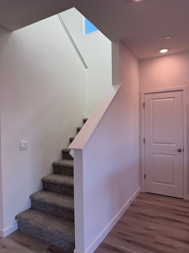 Building Photo - Spectacular New 5/3 Bath Available Now!