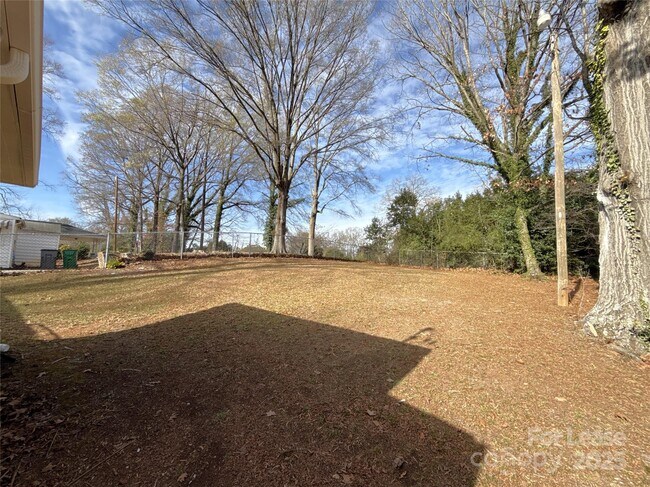 Building Photo - 1928 Russell Ave