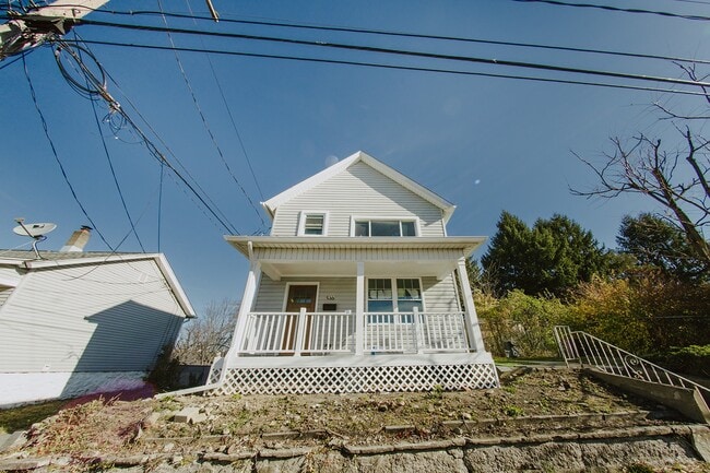 Primary Photo - 955 E Elm St