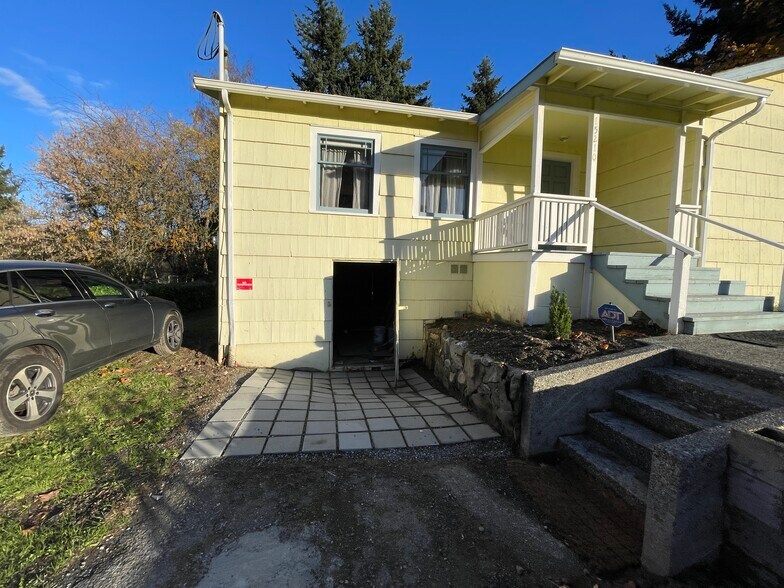 Building Photo - 15210 42nd Ave S