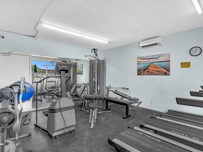 Building Photo - 1150 Hillsboro Mile