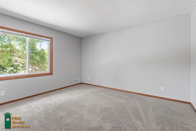 Building Photo - 4 Bedroom Home in Burnsville