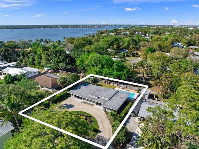 Building Photo - 530 S Manor Dr