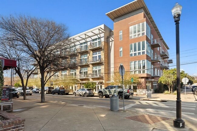 Building Photo - 2124 E 6th St