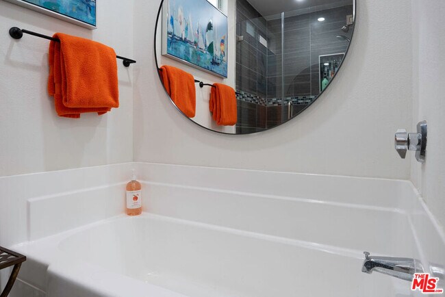 Building Photo - 943 12th St