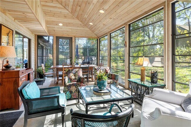 Building Photo - 140 Connection St