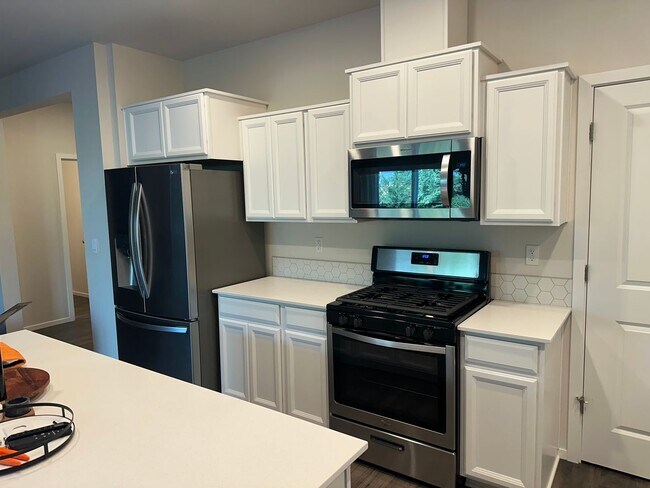 Building Photo - Pet friendly 4 bedroom 2.5 bath house!