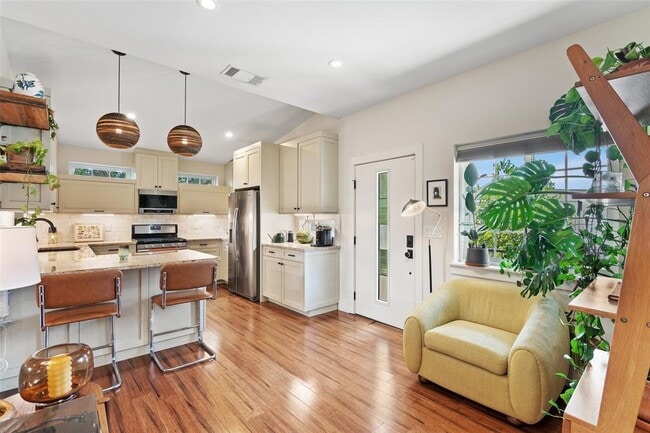 Building Photo - 2205 S L Davis Ave