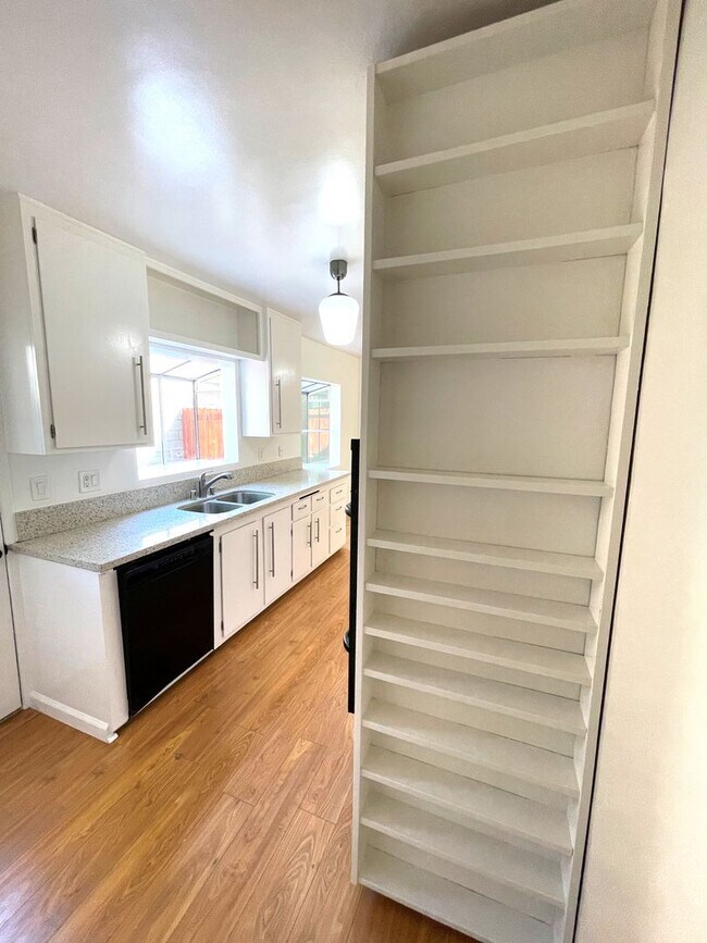 Building Photo - Newly Remodeled 3BD/1.5BA Duplex in Culver City!