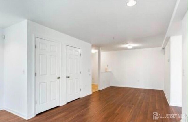 Building Photo - 106 Chariot Ct