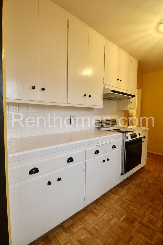 Building Photo - 2244 Plum St