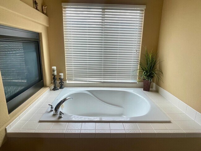 Building Photo - Gorgeous 5 Bedroom Cordera Home