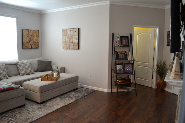 Building Photo - Elisa Ln