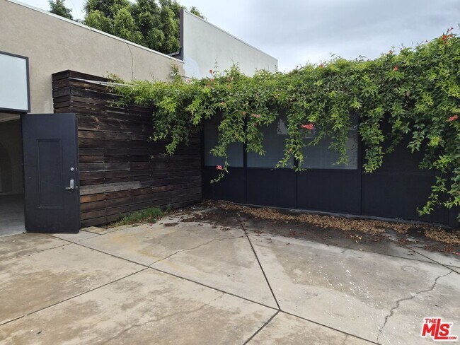 Building Photo - 10835 Magnolia Blvd