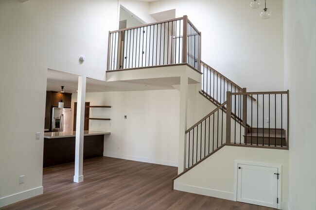 Building Photo - Completely Remodeled 3br Townhome in UTC